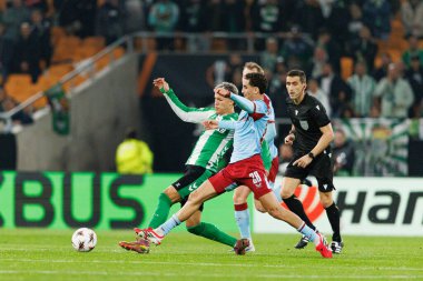 Nelson Deossa ve Oussama Targhalline, Real Betis Balompie ve Feyenoord Rotterdam (Maciej Rogowski / Ball Raw Images) takımları arasında oynanan UEFA Avrupa Ligi maçında görüldü.)