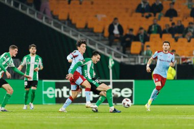 In-Beom Hwang ve Marc Roca UEFA Avrupa Ligi maçında Real Betis Balompie ve Feyenoord Rotterdam (Maciej Rogowski / Ball Raw Images) takımları arasında görüldü.)
