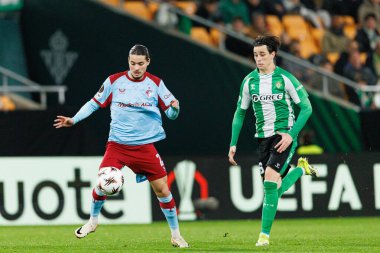 Anis Moussa ve Valentin Gomez, Real Betis Balompie ve Feyenoord Rotterdam (Maciej Rogowski / Ball Raw Images) takımları arasında oynanan UEFA Avrupa Ligi maçında görüldü.)