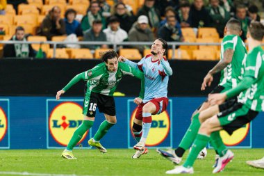 Anis Moussa ve Valentin Gomez, Real Betis Balompie ve Feyenoord Rotterdam (Maciej Rogowski / Ball Raw Images) takımları arasında oynanan UEFA Avrupa Ligi maçında görüldü.)