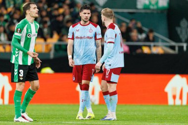 Jakub Moder ve Casper tengstedt, Real Betis Balompie ve Feyenoord Rotterdam (Maciej Rogowski / Ball Raw Images) takımları arasında oynanan UEFA Avrupa Ligi maçında görüldü.)