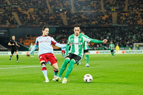 Valentin Gomez ve Anis Moussa, Real Betis Balompie ve Feyenoord Rotterdam (Maciej Rogowski / Ball Raw Images) takımları arasında oynanan UEFA Avrupa Ligi maçında görüldü.)