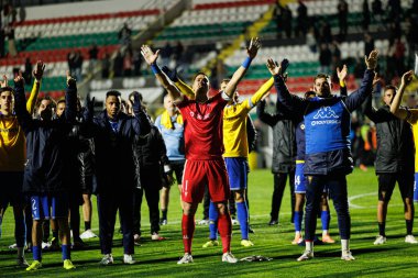 Estoril 'in oyuncuları Liga Portekiz maçı sırasında Estrela Amadora ve GD Estoril praia takımları arasında Estadio Jose Gomes (Maciej Rogowski / Ball Raw Images)