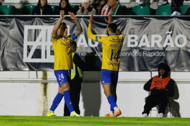 Pedro Amaral ve Yanis Begraoui, Liga Portekiz maçında Estrela Amadora ve GD Estoril praia takımları arasında Estadio Jose Gomes (Maciej Rogowski / Ball Raw Images) arasında attıkları golü kutlarken görüldü.)