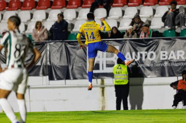 Yanis Begraoui, Liga Portekiz maçında Estrela Amadora ve GD Estoril praia takımları arasında Estadio Jose Gomes 'de (Maciej Rogowski / Ball Raw Images) gol attıktan sonra kutlama yaparken görüldü.)