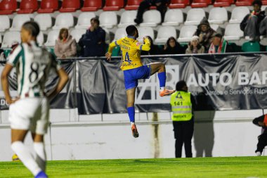Yanis Begraoui, Liga Portekiz maçında Estrela Amadora ve GD Estoril praia takımları arasında Estadio Jose Gomes 'de (Maciej Rogowski / Ball Raw Images) gol attıktan sonra kutlama yaparken görüldü.)