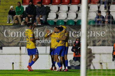 Estoril 'in oyuncuları Liga Portekiz maçında Estrela Amadora ve GD Estoril praia takımları arasında Estadio Jose Gomes' de (Maciej Rogowski / Ball Raw Images) gol üstüne gol atarken görüldü.)