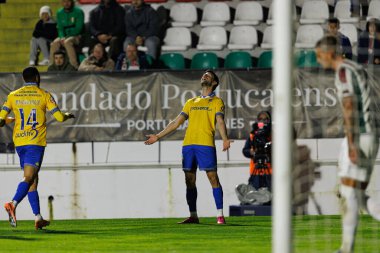 Alejandro Marques, Liga Portekiz maçında Estrela Amadora ve GD Estoril praia takımları arasında Estadio Jose Gomes 'de (Maciej Rogowski / Ball Raw Images) gol attıktan sonra kutlama yaparken görüldü.)