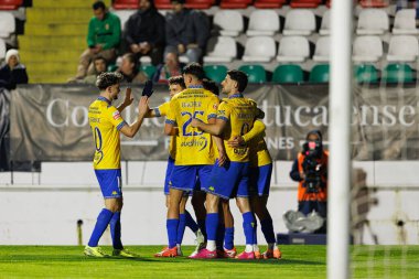 Estoril 'in oyuncuları Liga Portekiz maçında Estrela Amadora ve GD Estoril praia takımları arasında Estadio Jose Gomes' de (Maciej Rogowski / Ball Raw Images) gol üstüne gol atarken görüldü.)