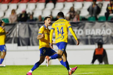 Alejandro Marques ve Yanis Begraoui, Liga Portekiz maçında Estrela Amadora ve GD Estoril praia takımları arasında Estadio Jose Gomes (Maciej Rogowski / Ball Raw Images) arasında gol üstüne gol atarken görüldü.)