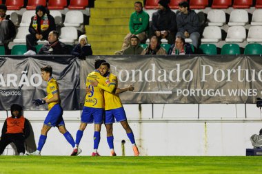 Jandro Orellana ve Yanis Begraoui, Liga Portekiz maçında Estrela Amadora ve GD Estoril praia takımları arasında Estadio Jose Gomes (Maciej Rogowski / Ball Raw Images)
