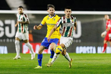 Jordan Holsgrove ve Jorge Meireles, Liga Portekiz maçı sırasında Estrela Amadora ve GD Estoril praia takımları arasında Estadio Jose Gomes 'de görüldü (Maciej Rogowski / Ball Raw Images)
