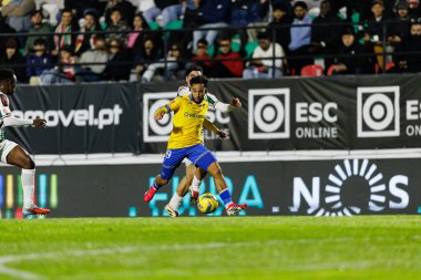 Paulo Moreira ve Rafik Guitane, Liga Portekiz maçı sırasında Estrela Amadora ve GD Estoril praia takımları arasında Estadio Jose Gomes 'de (Maciej Rogowski / Ball Raw Images) görüldü.)