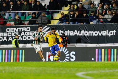 Paulo Moreira ve Rafik Guitane, Liga Portekiz maçı sırasında Estrela Amadora ve GD Estoril praia takımları arasında Estadio Jose Gomes 'de (Maciej Rogowski / Ball Raw Images) görüldü.)