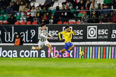 Paulo Moreira ve Rafik Guitane, Liga Portekiz maçı sırasında Estrela Amadora ve GD Estoril praia takımları arasında Estadio Jose Gomes 'de (Maciej Rogowski / Ball Raw Images) görüldü.)