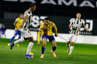 Otavio ve Yanis Begraoui, Liga Portekiz maçı sırasında Estrela Amadora ve GD Estoril praia takımları arasında Estadio Jose Gomes 'de (Maciej Rogowski / Ball Raw Images) görüldü.)