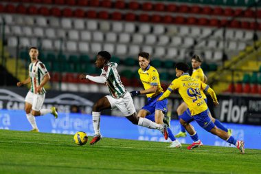 Rafik Guitane ve Alexandre Sola, Liga Portekiz maçı sırasında Estrela Amadora ve GD Estoril praia takımları arasında Estadio Jose Gomes 'de (Maciej Rogowski / Ball Raw Images) görüldü.)