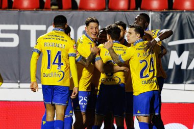 Estoril 'in oyuncuları Liga Portekiz maçında Estrela Amadora ve GD Estoril praia takımları arasında Estadio Jose Gomes' de (Maciej Rogowski / Ball Raw Images) gol üstüne gol atarken görüldü.)