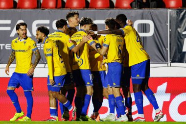 Estoril 'in oyuncuları Liga Portekiz maçında Estrela Amadora ve GD Estoril praia takımları arasında Estadio Jose Gomes' de (Maciej Rogowski / Ball Raw Images) gol üstüne gol atarken görüldü.)