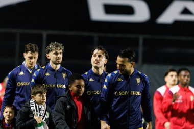 Jordan Holsgrove, Ricard Sanchez ve Joao Carvalho Liga Portekiz maçı sırasında Estrela Amadora ve GD Estoril praia takımları arasında Estadio Jose Gomes (Maciej Rogowski / Ball Raw Images)