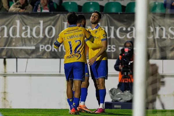 Joao Carvalho, Yanis Begraoui ve Alejandro Marques, Liga Portekiz maçında Estrela Amadora ve GD Estoril praia takımları arasında Estadio Jose Gomes (Maciej Rogowski / Ball Raw Images) maçında gol attıktan sonra kutlama yaparken görüldü.)