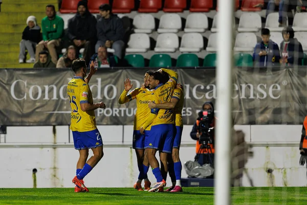 Estoril 'in oyuncuları Liga Portekiz maçında Estrela Amadora ve GD Estoril praia takımları arasında Estadio Jose Gomes' de (Maciej Rogowski / Ball Raw Images) gol üstüne gol atarken görüldü.)
