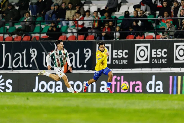 Paulo Moreira ve Rafik Guitane, Liga Portekiz maçı sırasında Estrela Amadora ve GD Estoril praia takımları arasında Estadio Jose Gomes 'de (Maciej Rogowski / Ball Raw Images) görüldü.)