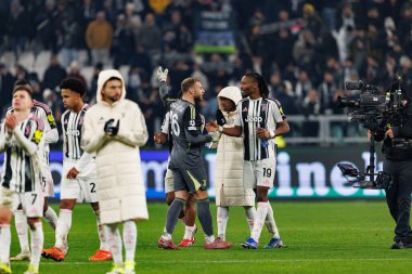 Michele Di Gregorio ve Khephren Thuram, Juventus FC ile SL Benfica (Maciej Rogowski / Ball Raw Images) arasındaki Şampiyonlar Ligi faz maçında görüldü.)