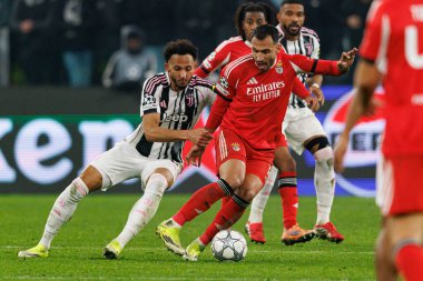 Lloyd Kelly ve Vangelis Pavlidis, Juventus FC ile SL Benfica (Maciej Rogowski / Ball Raw Images) arasındaki Şampiyonlar Ligi faz maçında görüldü.)