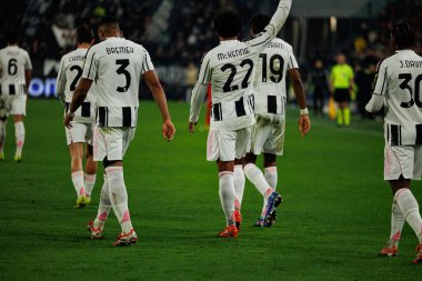 Juventus 'un oyuncuları Juventus FC ve SL Benfica (Maciej Rogowski / Ball Raw Images) arasındaki Şampiyonlar Ligi faz maçında gol üstüne gol atarken görüldü.)