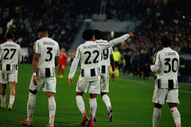 Juventus 'un oyuncuları Juventus FC ve SL Benfica (Maciej Rogowski / Ball Raw Images) arasındaki Şampiyonlar Ligi faz maçında gol üstüne gol atarken görüldü.)