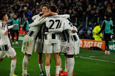 Juventus 'un oyuncuları Juventus FC ve SL Benfica (Maciej Rogowski / Ball Raw Images) arasındaki Şampiyonlar Ligi faz maçında gol üstüne gol atarken görüldü.)