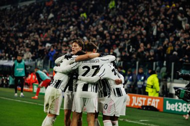 Juventus 'un oyuncuları Juventus FC ve SL Benfica (Maciej Rogowski / Ball Raw Images) arasındaki Şampiyonlar Ligi faz maçında gol üstüne gol atarken görüldü.)