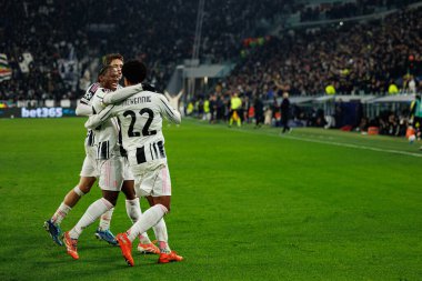 Jonathan David ve Weston McKennie, Juventus FC ve SL Benfica (Maciej Rogowski / Ball Raw Images) arasındaki Şampiyonlar Ligi faz maçında gol attıktan sonra kutlama yaparken görüldü.)