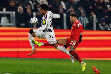 Weston McKennie ve Nicolas Otamendi, Juventus FC ile SL Benfica (Maciej Rogowski / Ball Raw Images) arasındaki Şampiyonlar Ligi faz maçında görüldü.)