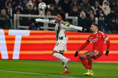 Weston McKennie ve Nicolas Otamendi, Juventus FC ile SL Benfica (Maciej Rogowski / Ball Raw Images) arasındaki Şampiyonlar Ligi faz maçında görüldü.)