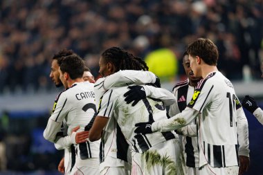 Juventus 'un oyuncuları Juventus FC ile SL Benfica (Maciej Rogowski / Ball Raw Images) arasındaki Şampiyonlar Ligi faz maçında Khephren Thuram' dan gol üstüne gol atarken görüldü.)