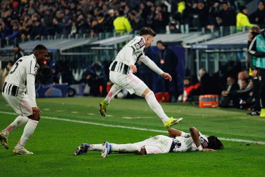 Francisco Conceicao ve Khephren Thuram, Juventus FC ve SL Benfica (Maciej Rogowski / Ball Raw Images) arasındaki Şampiyonlar Ligi faz maçında gol attıktan sonra kutlama yaparken görüldü.)