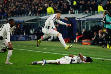 Francisco Conceicao ve Khephren Thuram, Juventus FC ve SL Benfica (Maciej Rogowski / Ball Raw Images) arasındaki Şampiyonlar Ligi faz maçında gol attıktan sonra kutlama yaparken görüldü.)