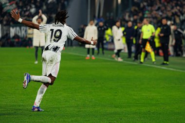 Khephren Thuram, Juventus FC ve SL Benfica (Maciej Rogowski / Ball Raw Images) arasındaki Şampiyonlar Ligi faz maçında gol attıktan sonra kutlama yaparken görülüyor.)