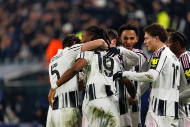 Juventus 'un oyuncuları Juventus FC ile SL Benfica (Maciej Rogowski / Ball Raw Images) arasındaki Şampiyonlar Ligi faz maçında Khephren Thuram' dan gol üstüne gol atarken görüldü.)
