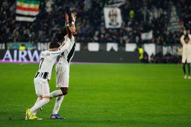 Francisco Conceicao ve Khephren Thuram, Juventus FC ve SL Benfica (Maciej Rogowski / Ball Raw Images) arasındaki Şampiyonlar Ligi faz maçında gol attıktan sonra kutlama yaparken görüldü.)