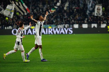 Khephren Thuram, Juventus FC ve SL Benfica (Maciej Rogowski / Ball Raw Images) arasındaki Şampiyonlar Ligi faz maçında gol attıktan sonra kutlama yaparken görülüyor.)