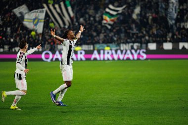 Khephren Thuram, Juventus FC ve SL Benfica (Maciej Rogowski / Ball Raw Images) arasındaki Şampiyonlar Ligi faz maçında gol attıktan sonra kutlama yaparken görülüyor.)