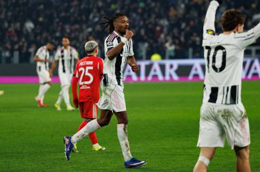 Khephren Thuram, Juventus FC ve SL Benfica (Maciej Rogowski / Ball Raw Images) arasındaki Şampiyonlar Ligi faz maçında gol attıktan sonra kutlama yaparken görülüyor.)