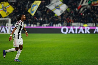 Khephren Thuram, Juventus FC ve SL Benfica (Maciej Rogowski / Ball Raw Images) arasındaki Şampiyonlar Ligi faz maçında gol attıktan sonra kutlama yaparken görülüyor.)