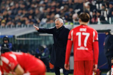 Jose Mourinho, Juventus FC ve SL Benfica (Maciej Rogowski / Ball Raw Images) arasındaki Şampiyonlar Ligi faz maçında görüldü.)