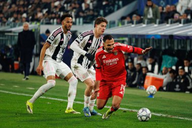 Lloyd Kelly, Kenan Yıldız ve Vangelis Pavlidis, Juventus FC ile SL Benfica (Maciej Rogowski / Ball Raw Images) arasındaki Şampiyonlar Ligi faz maçında görüldü.)