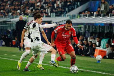 Kenan Yıldız, Lloyd Kelly ve Vangelis Pavlidis, Juventus FC ile SL Benfica (Maciej Rogowski / Ball Raw Images) arasındaki Şampiyonlar Ligi faz maçında görüldü.)