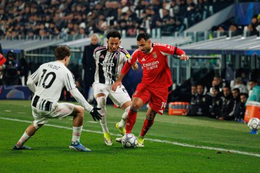 Kenan Yıldız, Lloyd Kelly ve Vangelis Pavlidis, Juventus FC ile SL Benfica (Maciej Rogowski / Ball Raw Images) arasındaki Şampiyonlar Ligi faz maçında görüldü.)